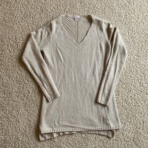Women’s lightweight sweater with back detail
